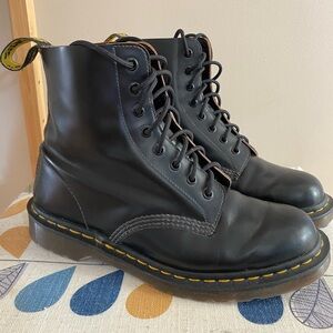 Dr. Martens Vintage 1460 in Black Quilon